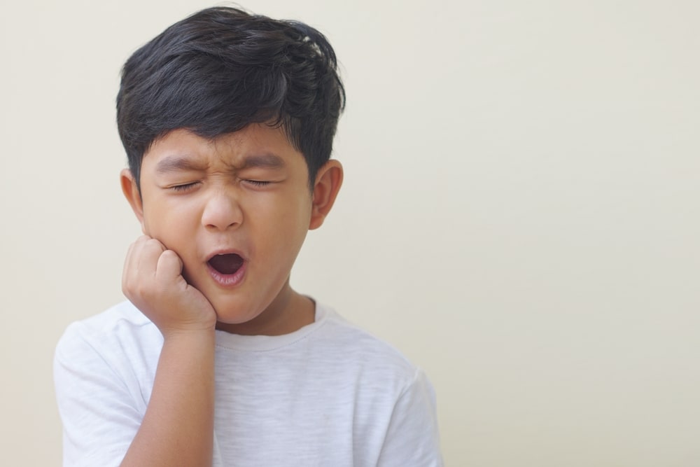 Enfant qui a des douleurs dentaires