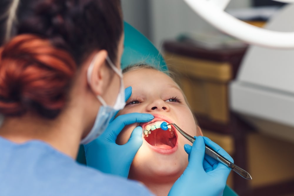 Application de fluor sur les dents d'une enfant
